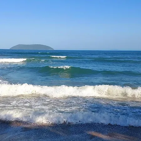 Apto com piscina 700 mts Praia Maranduba Ubatuba-3